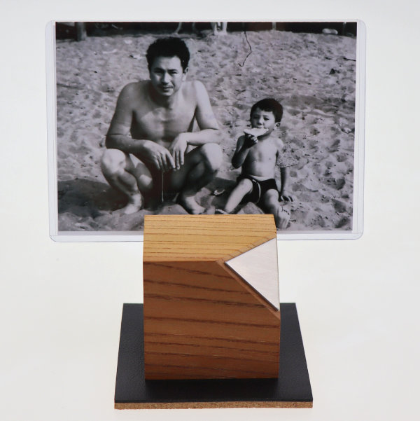スリットに写真ケースを立てられる欅キューブの使用例